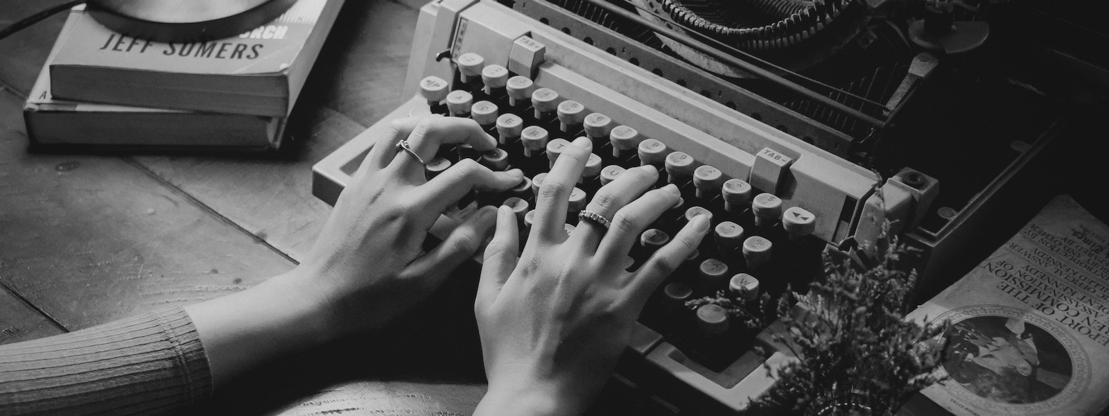 Fotografia di una macchina da scrivere. Elenco di Articoli ed editoriali inerenti la scrittura.